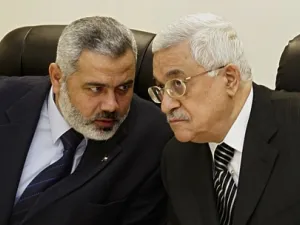 التقى عباس قيادات حماس كما التقى مسؤولي فتح في غزة

