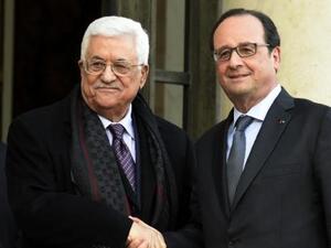 Mahmoud Abbas welcomed by French President Francois Hollande in Paris. (AFP/Dominique Faget)