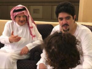 في فيديو يظهر عبد العزيز بن فهد إلى جانب طفلتيه لطيفة والجوهرة، وهو يقوم بمداعبتهما