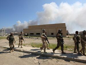 Iraqi soldiers patrol the site of an army position where an attack was carried out by Daesh in the Abu Ghraib area west of the Iraqi capital Baghdad, on February 29, 2016. (AFP/Ahmed al-Rubaye)