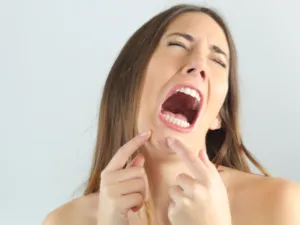 من أسباب ظهور الحبوب البيضاء تراكم الزّيوت على الوجه
