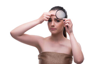 من أسباب ظهور حب الشباب عدم الاهتمام بالنظام الغذائي والإكثار من تناول السكر