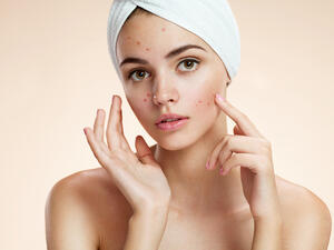 البشرة الخالية من الشوائب هي سر نظارة المرأة والرجل