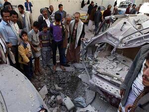 أحد المقاتلين في الحديدة يتفقد جثة أحد زملائه الذين قتلوا في المعارك