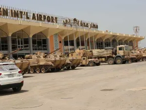 هجوم بسيارتين مفخختين بالقرب من مطار عدن يسفر عن أربعة قتلى على الأقل