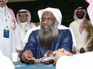 رد ناشطون بتغريدات عاصفة على الكلباني، قائلين إنه "بات مجرد مطبل لابن سلمان" 