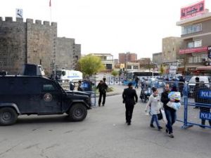 الشرطة التركية تتخذ إجراءات أمنية مشددة أثناء عملية في بلدة سور في محافظة دياربكر في جنوب شرق تركية الذي تشكنه أغلبية كردية يوم الأربعاء
