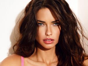 عارضة الازياء أدريانا ليما