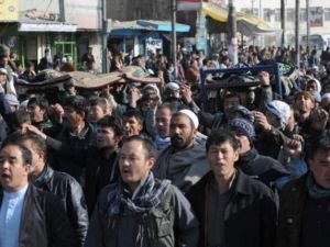 الالاف يشاركون في تشييع سبعة من الشيعة قطعت رؤوسهم في افغانستان