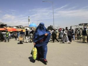 امراة افغانية تسير في احد شوارع كابول