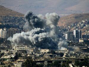 Smoke billows following air strikes in Damascus (AFP/File Photo)