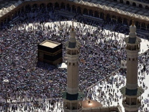 الحجاج ينفرون من صعيد عرفات  
