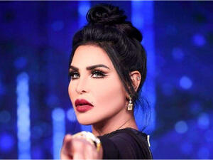 النجمة أحلام تتألق بفستان مقلم من جيفنشي مع قصة شعر بغرّة ساحرة

