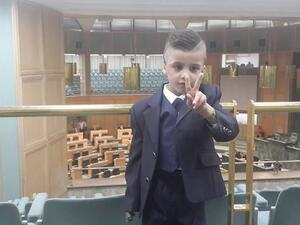 التفط النواب صورا مع الطفل الفلسطيني أحمد الدوابشة
