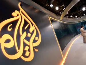 شبكة قنوات الجزيرة تنهي تعاقدات مئات من العاملين فيها