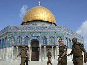 Israeli soldiers walk in front of the Dome of the Rock in the Al-Aqsa mosque compound, in Jerusalem's old city on Oct. 19, 2014. (AFP/File)