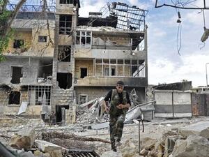 مقاتل من المعارضة السورية وسط الدمار في حلب