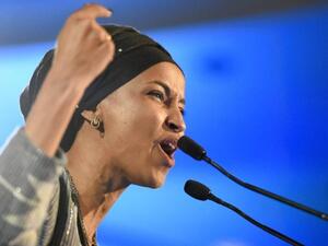 إلهان عمر تعد أول سيدة مسلمة محجبة تصل إلى الكونغرس