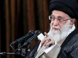 خامنئي يعترف: مشكلاتنا زادت.. والقدرات الشرائية تراجعت
