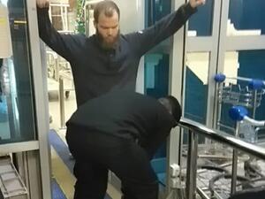 الشاب يدرس في الجامعة الإسلامية بالسعودية