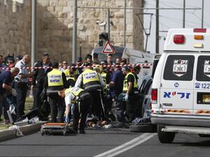 Israeli emergency personnel and security forces gather at the scene of an attack outside Jerusalem's Old City's New Gate on March 9, 2016. (AFP/Ahmad Gharabli)