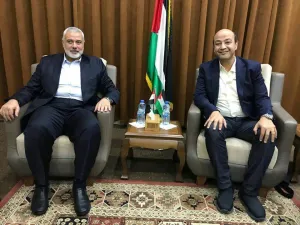 الاعلامي المصري عمرو اديب الى جانب زعيم حماس اسماعيل هنية 