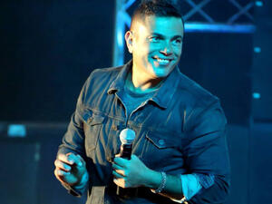 عمرو دياب يرد على قرار منع المحجبات من حضور حفله