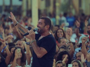 Amro Diab moved his bodyguard away from the stage by hitting him in front of the audience during his North coast concert (amrdiab - Instagram)