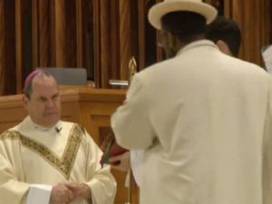 لحظة اقتراب الرجل من الأسقف
