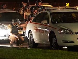 يُعتقد أن الشخص الذي يُشتبه بأنه الجاني تحصن داخل منزل تطوقه الشرطة