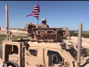 آليات والعلم الأمريكي فوق بعض النقاط، والوحدات السكنية الخاصة بالجنود الأمريكيين 