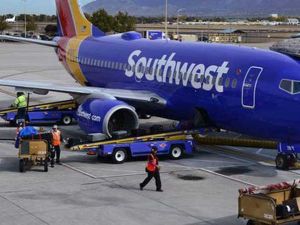 إخلاء طائرة في الولايات المتحدة بعد انبعاث دخان من هاتف محمول