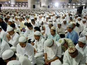 أقيمت هذه الصلاة الجماعية في مسجد "استقلال" في الهواء الطلق