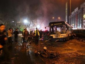 مسعفون في موقع التفجير بأنقرة يوم الأحد
