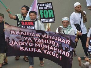 عشرات الآلاف من الإندونيسيين يحتجون على قرار ترامب بشأن القدس
