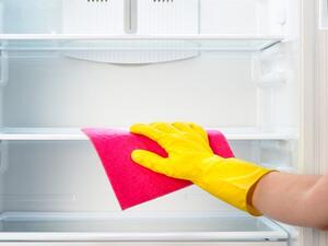 بعد تنظيف الثلاجة عليك متابعة الأمر بإزالة الرائحة تمامًا بعد تنظيف الثلاجة عليك متابعة الأمر بإزالة الرائحة تمامًا