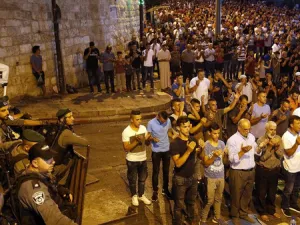 الاحتلال يفكك الممرات الحديدية بباب الأسباط في الأقصى
