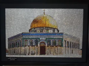 القاضي إستخدم أكثر من 45 ألف حجر كريستال/سوارفسكي