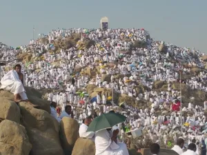 "يوم عرفة" هو اليوم الذي يكثر فيه المسلمون بالدعاء والأذكار