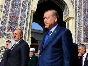 أردوغان يزور ضريح الإمام البخاري في سمرقند