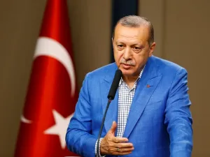 أردوغان يتوعد بمحاسبة الذين يستهدفون الليرة
