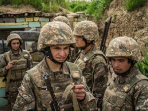 تجري الاشتباكات بالمدفعية والدبابات وطائرات الهليكوبتر على طول خط التماس