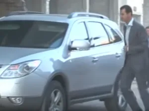 الأسد من دون حراسه ويقود سيارته بنفسه وسط داريا