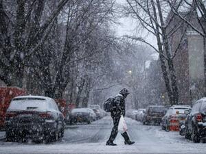 عاصفة ثلجية تؤثر سلبًا على الحياة شرقي الولايات المتحدة الأمريكية
