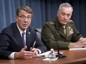 US Secretary of Defense Ashton Carter and Chairman of the Joint Chiefs of Staff Joseph Dunford hold a press briefing at the Pentagon in Washington, DC, March 25, 2016. (AFP/Saul Loeb)