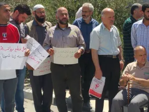 احتجاج بالضفة ضد قرار السلطة قطع رواتب الأسرى والمحررين