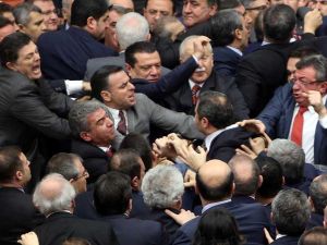 مشاجرة وتبادل اللكمات بين نواب أتراك خلال مناقشة إصلاحات دستورية