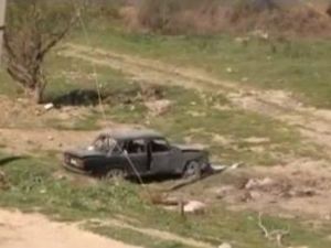 سيارة محطمة جراء الاشتباك بين القوات الارمينية والاذربيجانية في ناجورنو-قرة باغ يوم السبت
