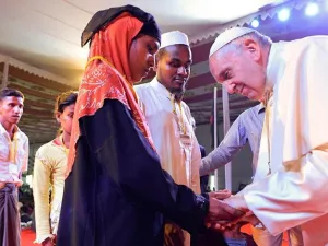 البابا عبر عن سعادته بلقاء مسلمي بورما وتقديم التحية لهم واحدا تلو الآخر 
