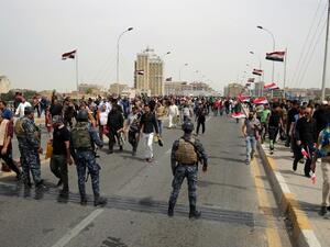 Iraqi security forces stand guard during a protest by supporters of Iraqi Shiite cleric Moqtada al-Sadr calling for reforms on March 25, 2016, outside the main gates of Baghdad's Green Zone. (AFP/Ahmad al-Rubaye)
